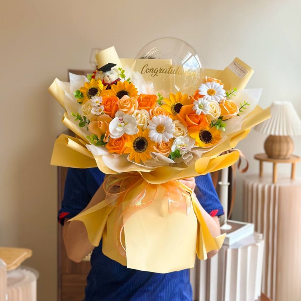 Elegant Graduation Flowers | Beyond Flowerchimp l Convocation Flower